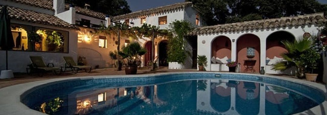 pool-691008_640